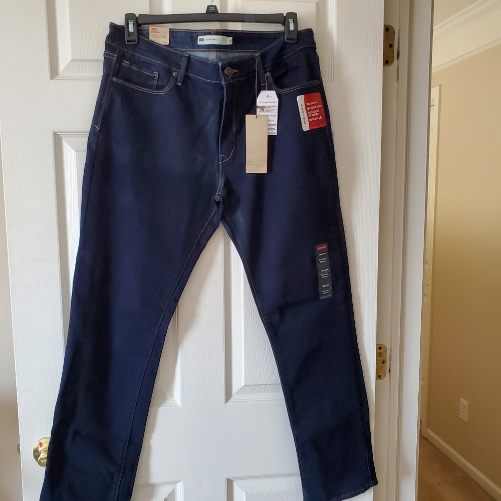 Women's Levi's Mid Rise Skinny jeans, Size 18M. New, Never Worn.